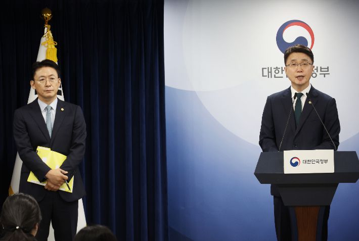 19일 서울 종로구 정부서울청사에서 열린 해킹 대응을 위한 과기정통부-금융위 합동 브리핑에서 류제명 과학기술정보통신부 제2차관이 발표를 하고 있다. 왼쪽은 권대영 금융위원회 부위원장. 연합뉴스