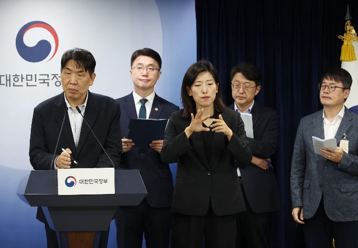 19일 서울 종로구 정부서울청사에서 열린 해킹 대응을 위한 과기정통부-금융위 합동 브리핑에서 구재형 KT 네트워크기술본부장이 사고 경위를 설명하고 있다. 오른쪽은 과기정통부 류제명 제2차관 등. 연합뉴스