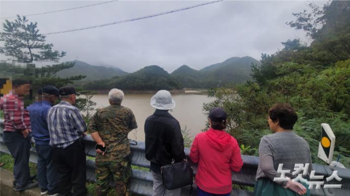 21일 강릉지역에 비가 내리고 있는 가운데 강릉지역 생활용수의 87%를 공급하는 오봉저수지의 저수율 상황을 살피려는 시민들의 시민들의 발길이 이어지고 있다.