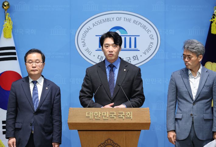 더불어민주당 정치검찰 조작기소 대응 특위 소속 의원들이 21일 서울 여의도 국회 소통관에서 대장동 사건 관련 현안 브리핑을 하고 있다. 연합뉴스