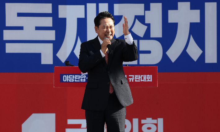 국민의힘 장동혁 대표가 21일 대구 동구 동대구역 광장에서 열린 '야당탄압·독재정치 국민 규탄대회'에서 발언하고 있다. 연합뉴스