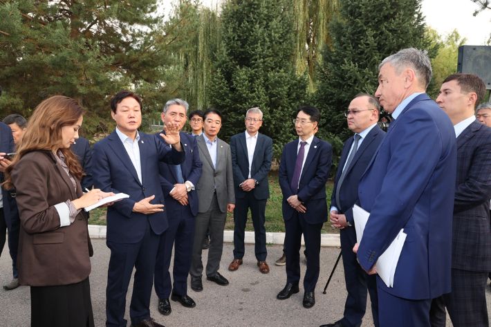 경남대표단이 알마티시 '승강기 연구개발 파크' 부지를 방문했다. 경남도청 제공