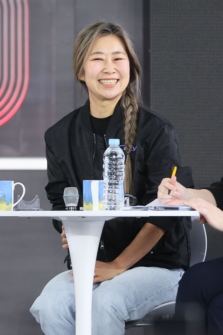 매기 강 감독이 21일 부산 해운대구 우동 영화의전당에서 열린 제30회 부산국제영화제 '케이팝 데몬 헌터스' 오픈토크에서 관객들에게 인사하고 있다. 연합뉴스