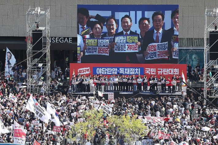 (대구=연합뉴스) 윤관식 기자 = 21일 대구 동구 동대구역 광장에서 국민의힘 '야당탄압·독재정치 국민 규탄대회'가 열리고 있다. 2025.9.21 psik@yna.co.kr 연합뉴스