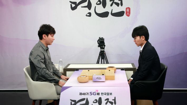 박정환 9단(사진 왼쪽)과 신진서 9단의 대국 장면. ㈜한국바둑방송 제공