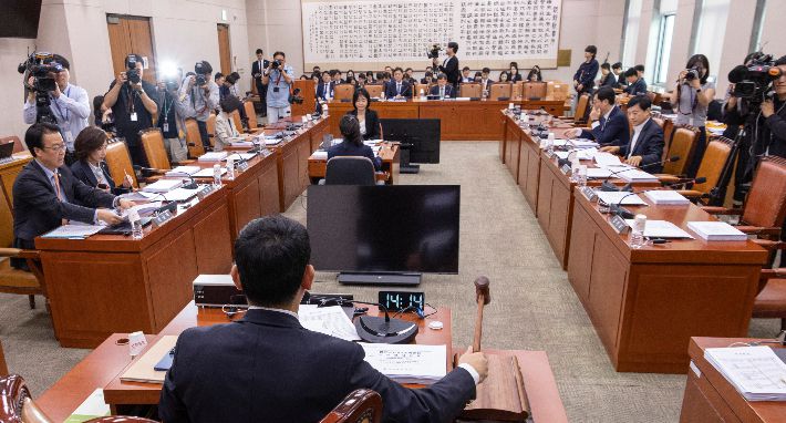 국회 법제사법위원회 제1소위 위원장인 더불어민주당 김용민 의원이 23일 국회에서 열린 법사위 법안심사 1소위를 개회하고 있다. 연합뉴스