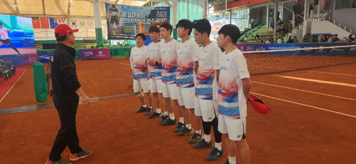 남자 단체전에서 준우승을 거둔 한국 대표팀. 대회 조직위