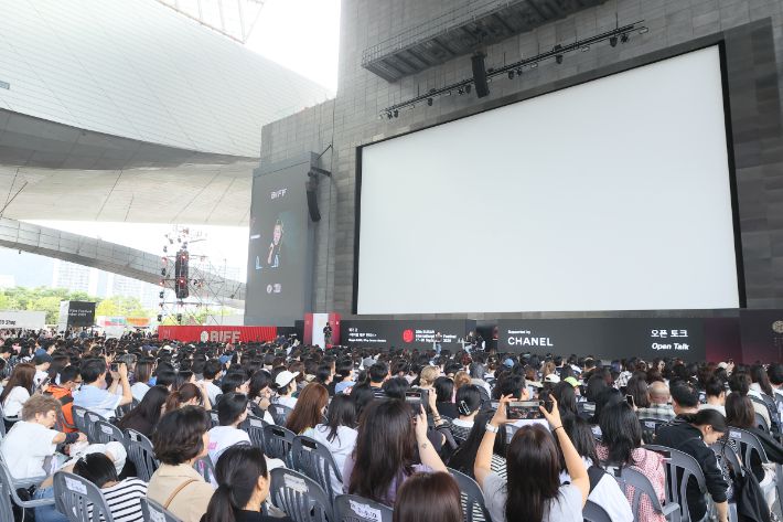 매기 강 감독이 21일 부산 해운대구 우동 영화의전당에서 열린 제30회 부산국제영화제 '케이팝 데몬 헌터스' 오픈토크에서 관객들에게 인사하고 있다. 연합뉴스