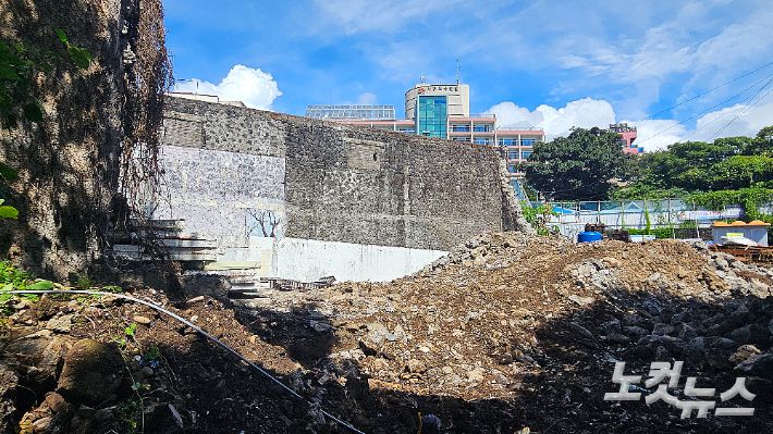 허물어진 서귀포관광극장. 외벽만 남아있다. 고상현 기자