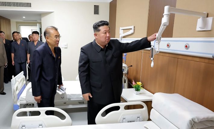 김정은 북한 국무위원장이 지난 23일 준공을 앞둔 평양종합병원을 시찰했다. 연합뉴스