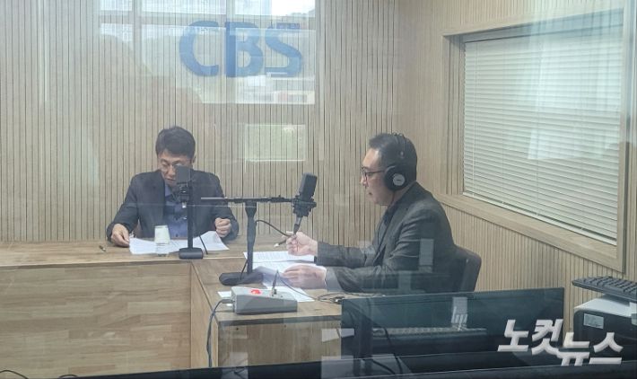 왼쪽부터 강태인 충청북도 경제기업과장, 김종현 앵커. 충북CBS