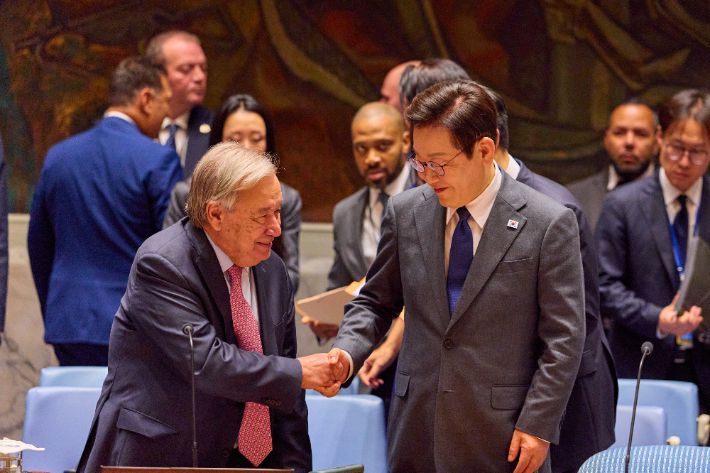 이재명 대통령과 안토니우 구테흐스 유엔 사무총장이 24일(현지시간) 미국 뉴욕 유엔본부에서 열린 안전보장이사회 공개토의에서 인사하고 있다. 연합뉴스