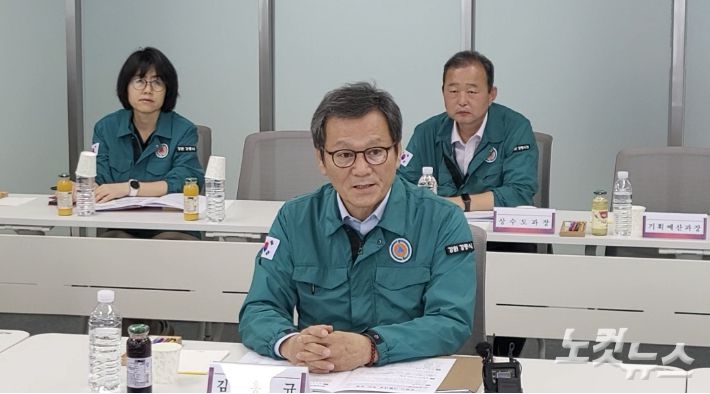 11일 오전 한병도 국회 예산결산특별위원장과 가뭄 대응 예산 협의를 하고 있는 김홍규 강릉시장. 전영래 기자