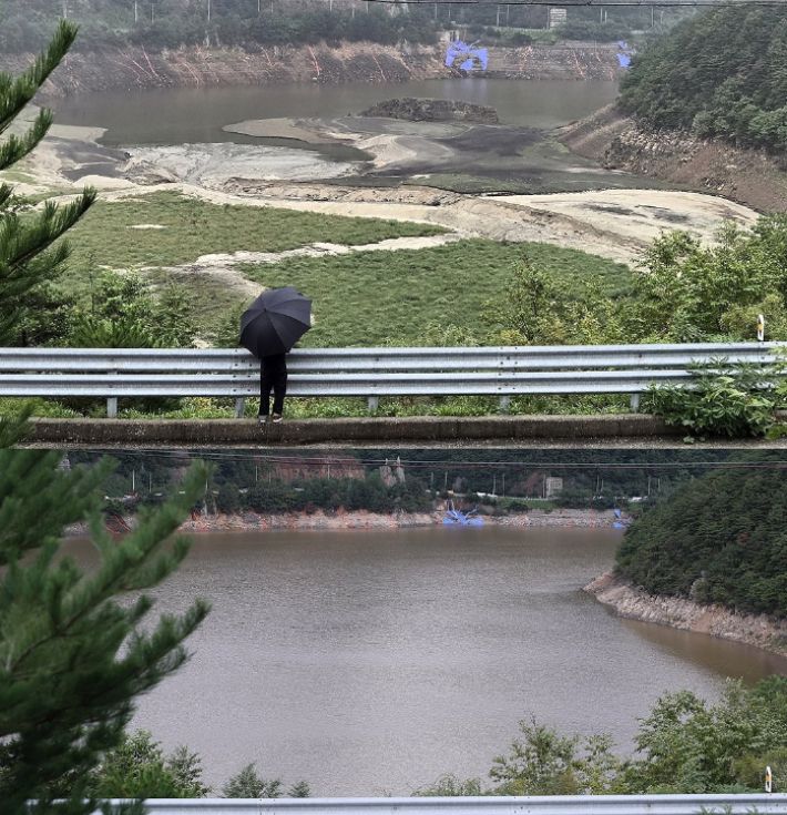 비가 오기 전(위)과 비 온 뒤 오봉저수지(아래)의 모습. 연합뉴스
