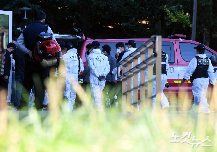 경기도 성남 분당구 SK 주식회사 C&C 데이터센터 화재 현장에서 경찰과 국립과학수사연구원, 소방당국, 전기안전공사 등 유관 기관 관계자들이 2차 합동 감식을 위해 건물 안으로 들어서는 모습. 성남=황진환 기자