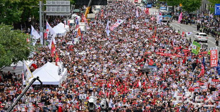 28일 오후 서울시청 인근에서 열린 국민의힘 대규모 장외 집회 '사법파괴 입법독재 국민 규탄대회'에 인파가 몰려 있다. 류영주 기자