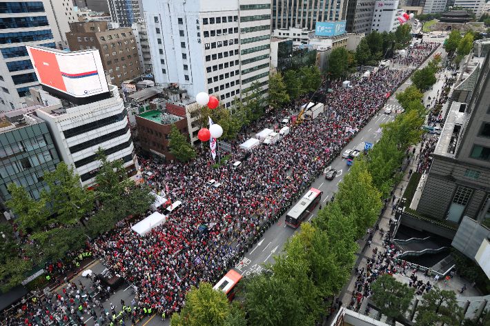 28일 오후 서울시청 인근에서 열린 국민의힘 대규모 장외 집회 '사법파괴 입법독재 국민 규탄대회'에 인파가 몰려 있다. 류영주 기자