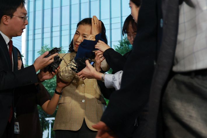 국가공무원법 및 공직선거법 위반 등의 혐의로 체포된 이진숙 전 방송통신위원장이 2일 서울 영등포경찰서로 압송되고 있다. 연합뉴스
