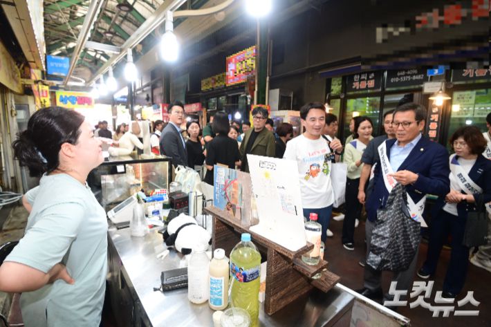 김진태 강원특별자치도지사와 김홍규 강릉시장이 지난 1일 강릉 중앙시장에서 열린 추석맞이 소비촉진 캠페인 및 전통시장 합동 장보기 행사에 참여해 장을 보고 있다. 전영래 기자