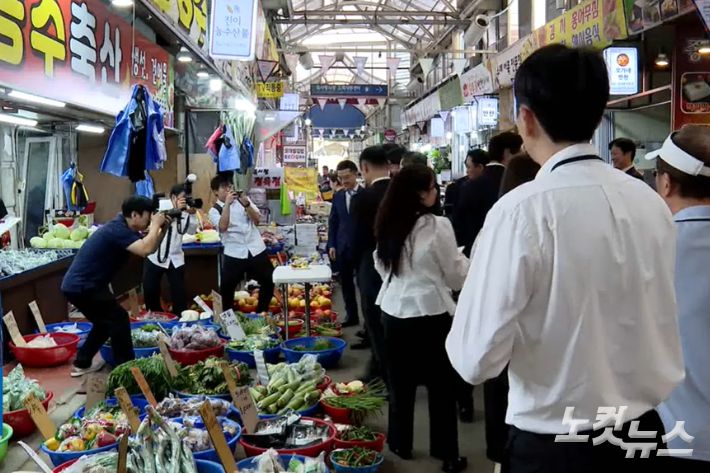 서울 양천구 목사랑시장을 찾은 구세군과 금융기관 관계자들.