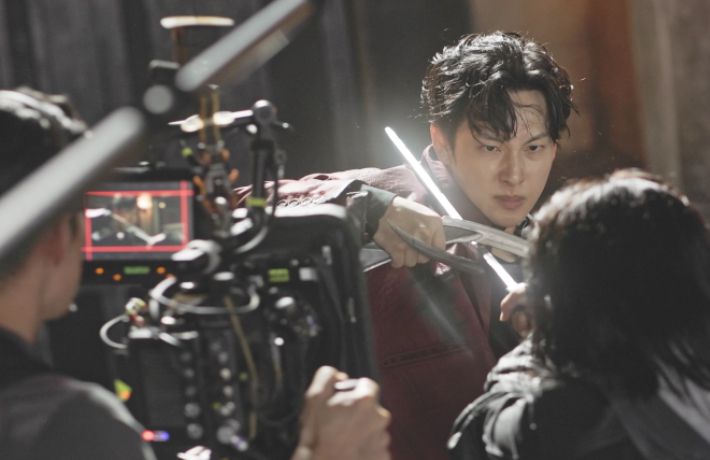 영화 '사마귀'는 모든 규칙이 무너진 살인청부업계에 긴 휴가 후 복귀한 A급 킬러 이한울(임시완)과 그의 훈련생 동기이자 라이벌 신재이(박규영) 그리고 은퇴한 레전드 킬러 독고(조우진)가 1인자 자리를 놓고 벌이는 대결을 다룬다. 작품은 영화 '길복순'과 살인청부업계 세계관을 공유하는 파생작이기도 하다. 넷플릭스 제공