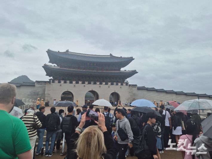 추석 당일인 6일 궂은 날씨에도 서울 종로구 경복궁 광화문 앞에서 진행되는 '파수 의식'을 관람하기 위해 시민들이 모여 있는 모습. 주보배 기자