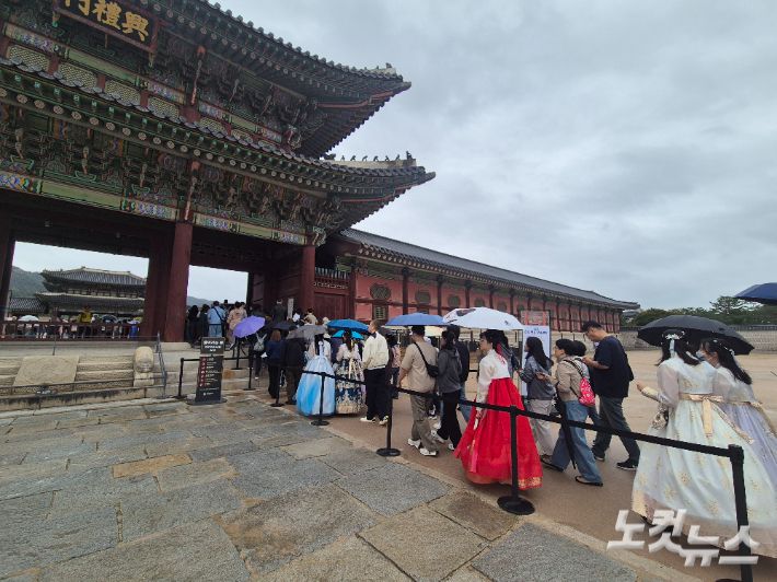 추석 당일인 6일 서울 종로구 경복궁을 찾은 관람객들이 입장을 위해 줄을 서 있다. 주보배 기자