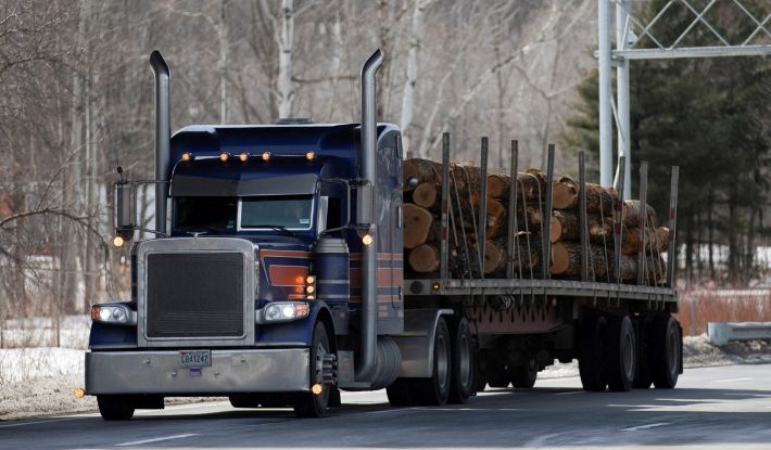 미국에서 목재를 나르는 트럭. 연합뉴스