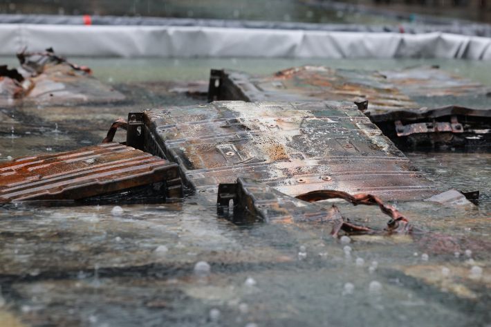 지난달 28일 대전 유성구 국가정보자원관리원 화재로 인해 불에 탄 리튬이온 배터리가 소화수조에 담겨 있다. 연합뉴스