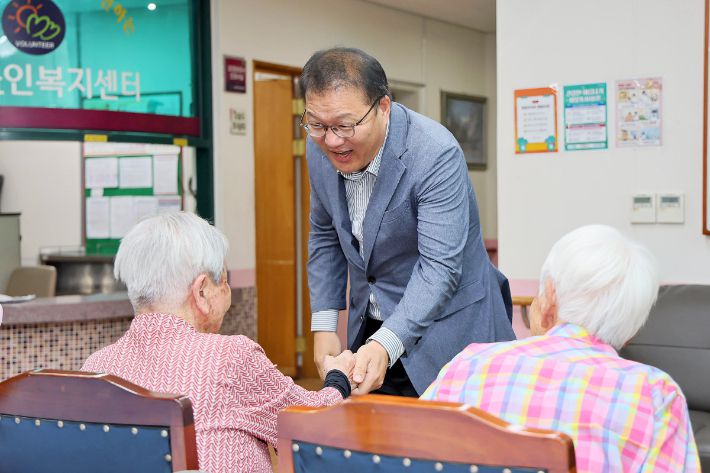 추석을 앞두고 동진노인복지센터를 방문한 장금용 창원시장 권한대행. 창원시 제공
