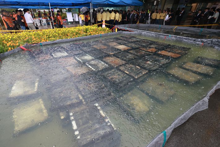 지난달 28일 대전 유성구 국가정보자원관리원 화재로 인해 불에 탄 리튬이온 배터리가 소화수조에 담겨 있다. 연합뉴스