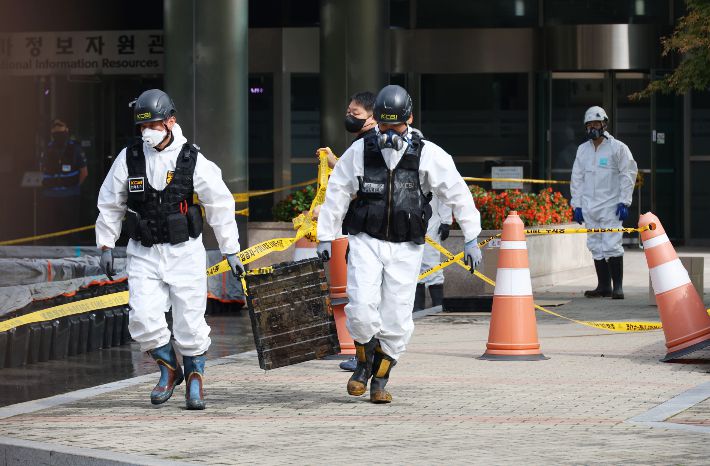 지난달 30일 오전 대전 유성구 국가정보자원관리원(국정자원) 화재 현장에서 감식 관계자들이 불이 붙었던 무정전·전원 장치(UPS)용 리튬이온배터리의 안정화 작업을 마치고 옮기고 있다. 연합뉴스