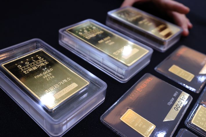 서울 종로구 한국금거래소에 진열된 금 제품 모습. 연합뉴스