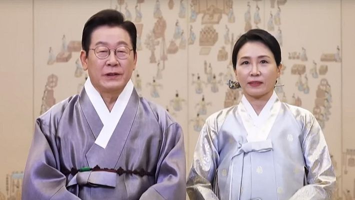 이재명 대통령과 김혜경 여사가 추석 연휴 이틀째인 4일 한복 차림으로 영상 메시지를 통해 명절 인사를 전하고 있다. 연합뉴스