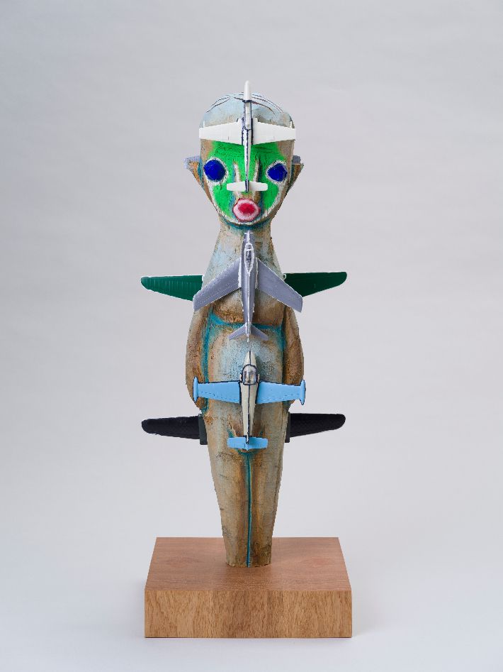 이즈미 가토, '무제', 아크릴 페인트, 나무, 플라스틱 모델, 스테인리스 스틸, 70 x 32 x 24cm(2024). 페로탕 서울 제공