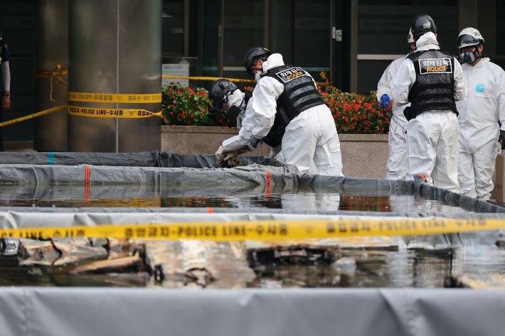 지난달 30일 오전 대전 유성구 국가정보자원관리원(국정자원) 화재 현장에서 감식 관계자들이 불이 붙었던 무정전·전원 장치(UPS)용 리튬이온배터리의 상태를 살피고 있다. 연합뉴스