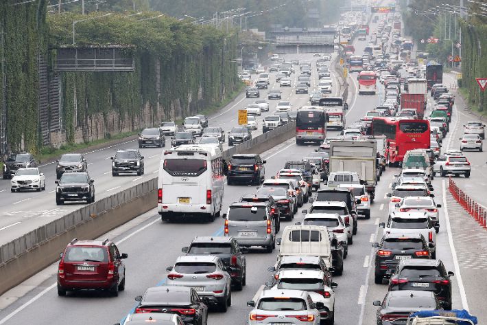 추석 연휴 첫날인 3일 서울 서초구 잠원IC 인근 경부고속도로 하행선이 정체를 빚고 있다. 류영주 기자