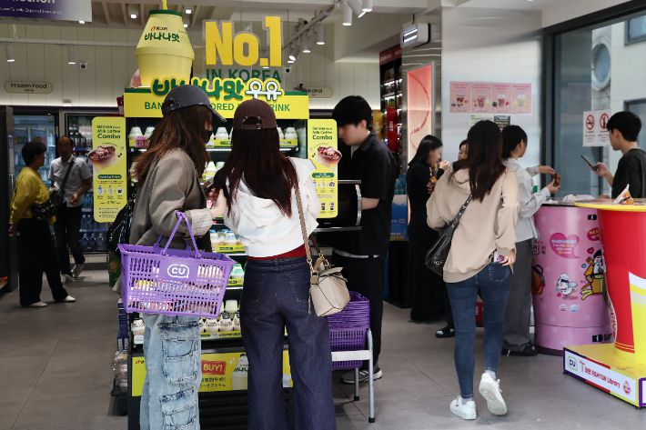 중국인 단체 관광객의 무비자 입국이 허용되면서 서울 명동의 편의점 매출이 증가한 1일 관광객들이 명동의 한 편의점에서 물품을 구매하고 있다. 연합뉴스
