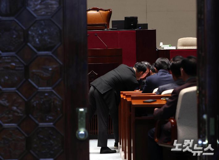 지난해 12월 4일 비상계엄 해제 요구 결의안이 국회 본회의에서 통과된 가운데 국민의힘 의원들이 이날 오전 국회에서 열린 비상의원총회에서 긴밀히 대화하고 있다. 황진환 기자