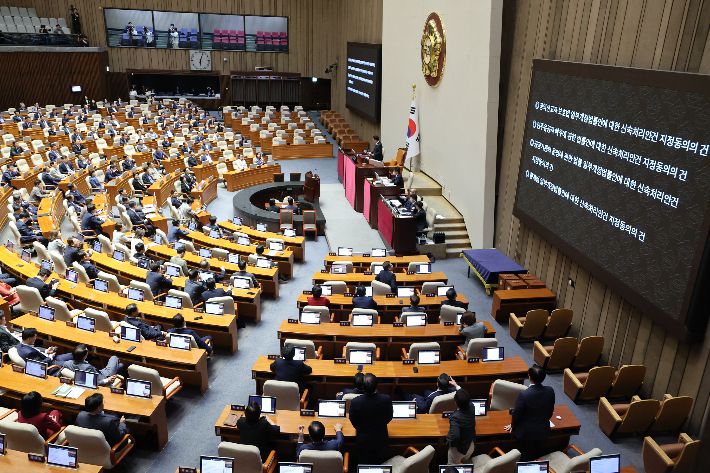 지난달 25일 국회 본회의에서 민주유공자법·공공기관운영법 등 신속처리안건 지정 동의의 건이 통과되고 있다. 연합뉴스