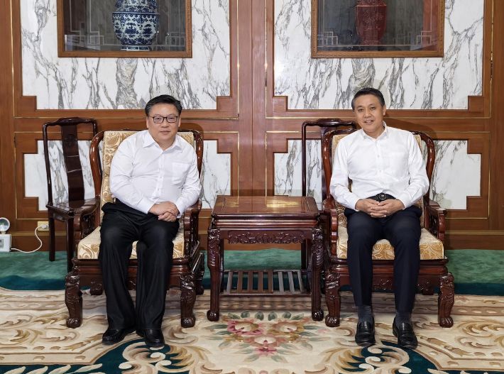 8일 평양에서 중국 대표단 접견한 왕야쥔 주북 중국대사(오른쪽). 연합뉴스