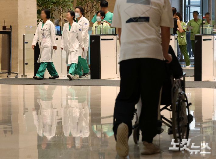 한 대학병원에 의료진들이 이동하고 있다. 류영주 기자