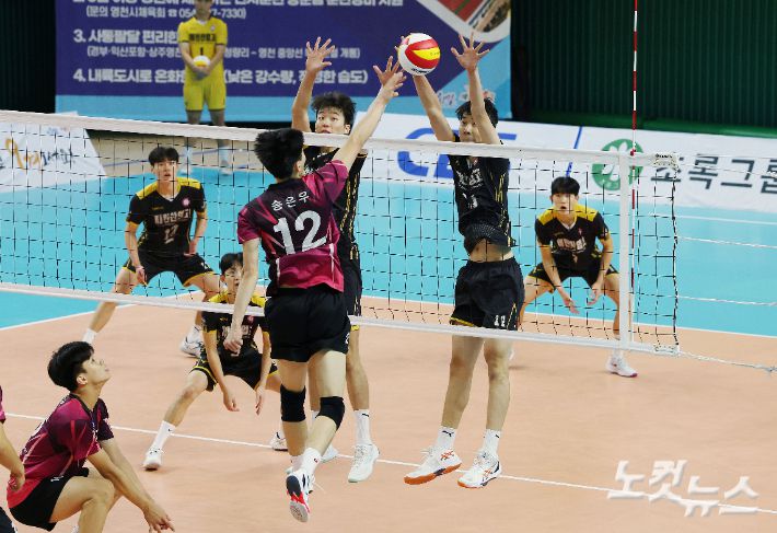 '제36회 CBS배 전국중고배구대회' 폐막일인 5일 경북 영천 영천체육관에서 18세 이하 남자부 결승전 수성고와 제천산업고의 경기가 열리고 있다. 역대 최다인 75개 팀이 출전한 이번 '제36회 CBS배 전국중고배구대회' 는 영천체육관, 영천생활체육관, 최무선관, 영청 금호체육관 등에서 8일간의 열전 끝에 막을 내렸다. 류영주 기자