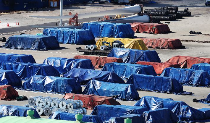 8일 경기도 평택항에 철강 제품이 쌓여있는 모습. 연합뉴스