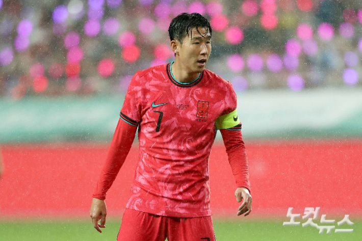 10일 서울월드컵경기장에서 열린 축구 국가대표팀 친선경기 대한민국과 브라질의 경기에서 손흥민이 볼을 바라보고 있다. 박종민 기자