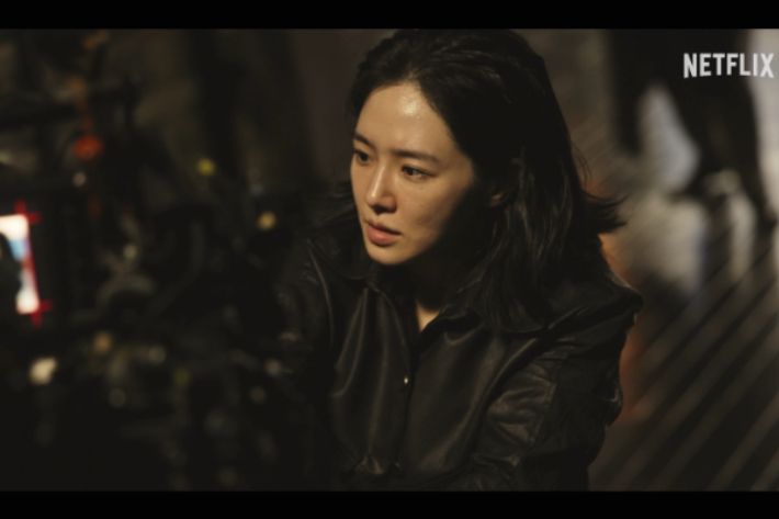 영화 '사마귀'는 모든 규칙이 무너진 살인청부업계에 긴 휴가 후 복귀한 A급 킬러 이한울(임시완)과 그의 훈련생 동기이자 라이벌 신재이(박규영) 그리고 은퇴한 레전드 킬러 독고(조우진)가 1인자 자리를 놓고 벌이는 대결을 다룬다. 작품은 영화 '길복순'과 살인청부업계 세계관을 공유하는 파생작이기도 하다. 넷플릭스 제공