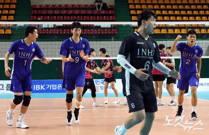 '제36회 CBS배 전국중고배구대회' 개막일인 8월 29일 경북 영천 영천체육관에서 18세 이하 남자부 수성고와 인하사대부고의 경기가 열리고 있다. 역대 최다인 75개 팀이 출전한 이번 '제36회 CBS배 전국중고배구대회' 는 영천체육관, 영천생활체육관, 최무선관, 영청 금호체육관 등에서 9월 5일까지 일주일간 펼쳐진다. 영천(경북)=황진환 기자