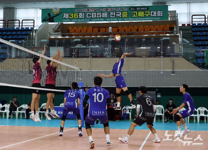 '제36회 CBS배 전국중고배구대회' 개막일인 8월 29일 경북 영천 영천체육관에서 18세 이하 남자부 수성고와 인하사대부고의 경기가 열리고 있다. 역대 최다인 75개 팀이 출전한 이번 '제36회 CBS배 전국중고배구대회' 는 영천체육관, 영천생활체육관, 최무선관, 영청 금호체육관 등에서 9월 5일까지 일주일간 펼쳐진다. 영천(경북)=황진환 기자