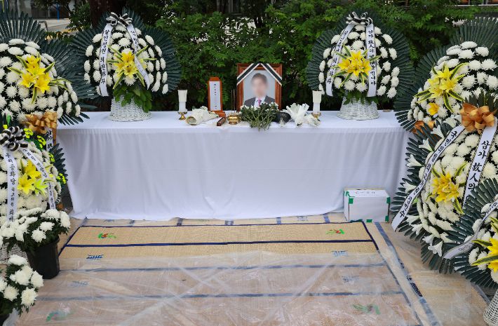 13일 민중기 특별검사팀 사무실이 있는 서울 광화문 KT웨스트빌딩 앞 인도에 '양평 공흥지구 특혜 의혹'과 관련해 수사받다 숨진 채 발견된 양평군 공무원 A씨의 분향소가 마련돼 있다. 연합뉴스
