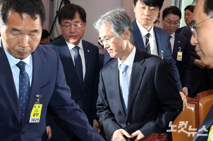 조희대 대법원장이 13일 서울 여의도 국회에서 열린 법제사법위원회의 대법원(법원행정처)·사법연수원·사법정책연구원 등의 국정감사에서 여야 공방으로 회의가 정회되자 자리를 이석하고 있다. 윤창원 기자